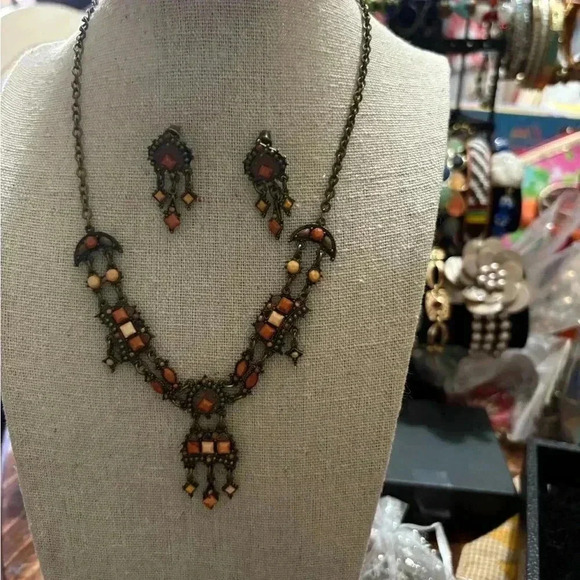Vintage Avon necklace and earrings‎ - Picture 1 of 2